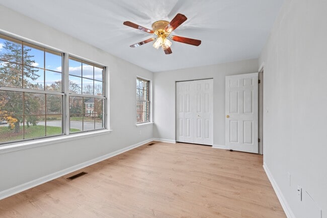 Building Photo - 20 White Pine Ct