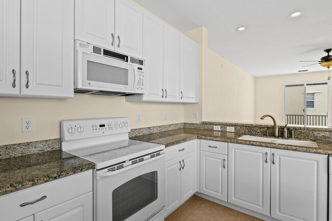 Building Photo - 147 Greenwich Cir