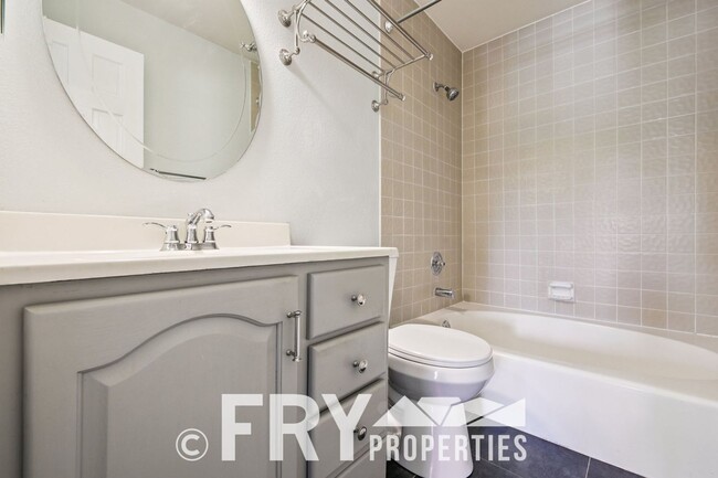Building Photo - Great Condo In Windsor Community