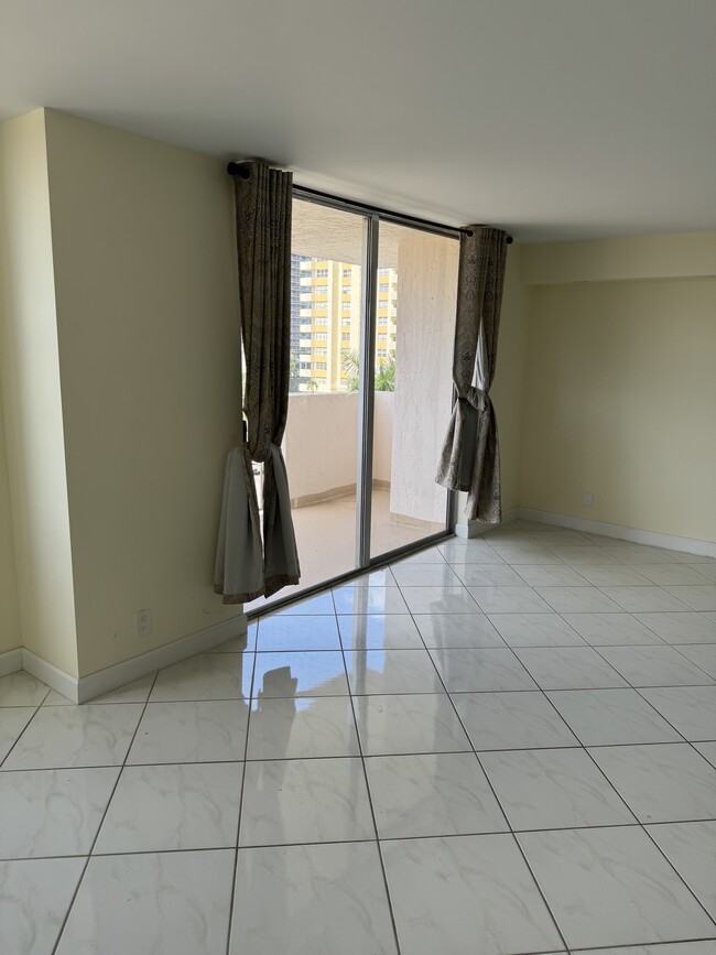Living room - 1865 S Ocean Dr