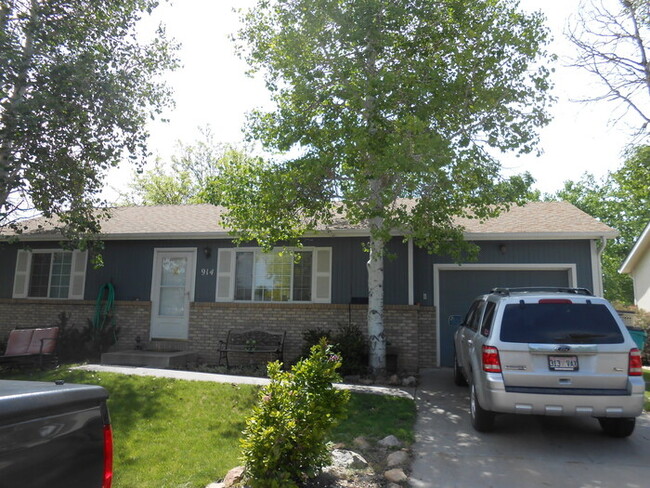 Primary Photo - Great 3 bed 2 bath Ranch home with full fi...