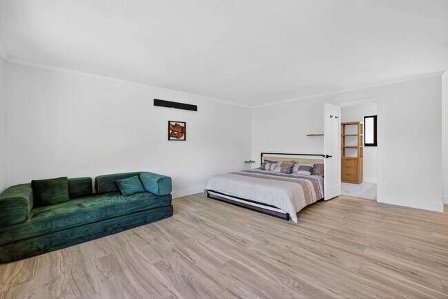 Building Photo - 511 S Riverhills Dr