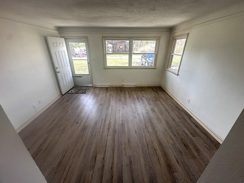 Building Photo - 43 Eleanor Ave