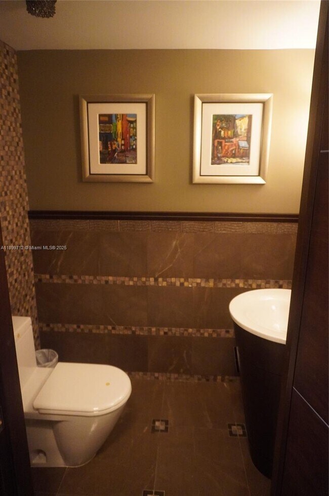 Building Photo - 808 Brickell Key Dr