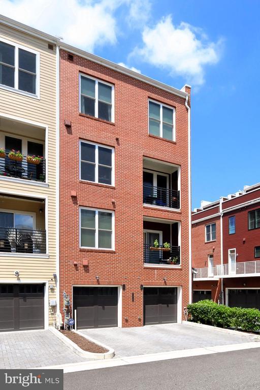 Building Photo - 1915 Main Line Blvd