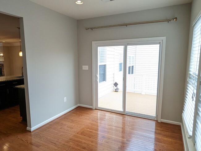 Building Photo - Gorgeous 3 level townhouse in North Potoma...
