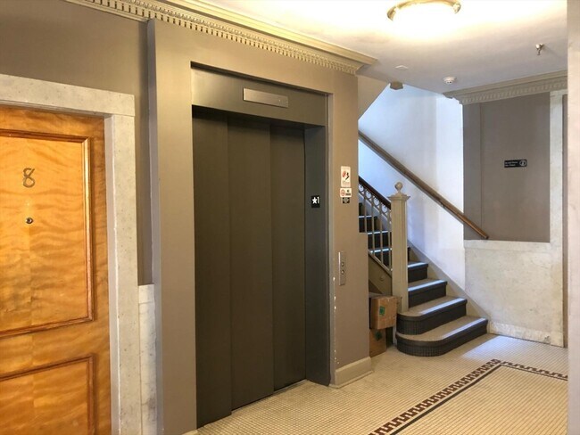 Building Photo - 131 Park Dr