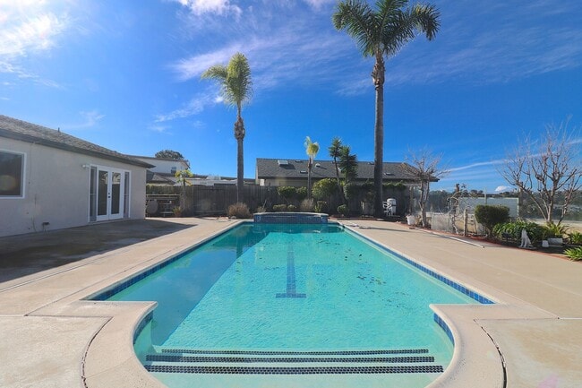 Building Photo - 3 bed/ 2 bath house in University city! Pool/ yard w 2 car garage! Remodeled kitchen and updated ...