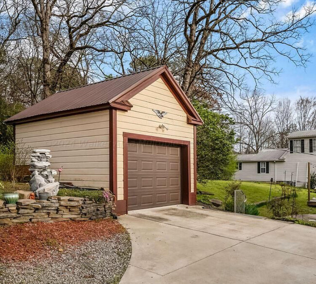 Detached garage - 1509 Alabama Ave