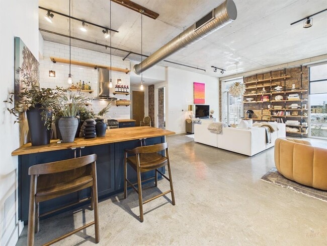 Building Photo - 800 W 5th St