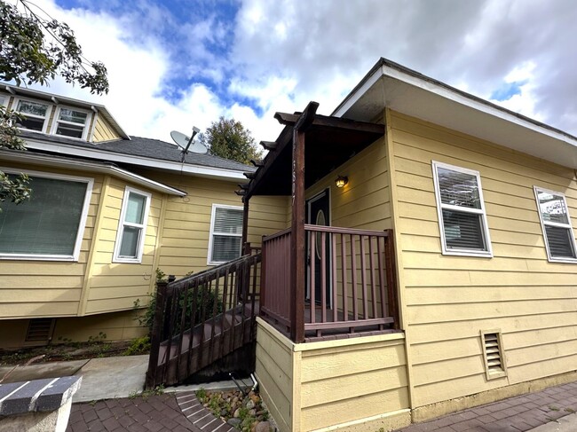 Building Photo - Hillcrest 1-Bedroom Duplex w/Parking and L...