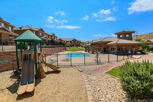 Building Photo - 3 Bedroom Townhome in The Cottages at Foss...