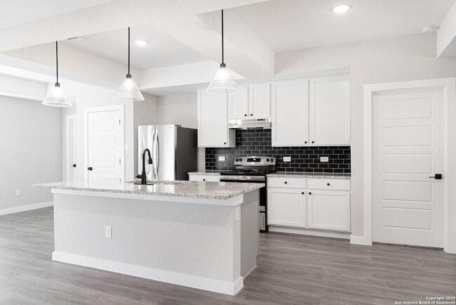 Building Photo - 5815 Tree View St