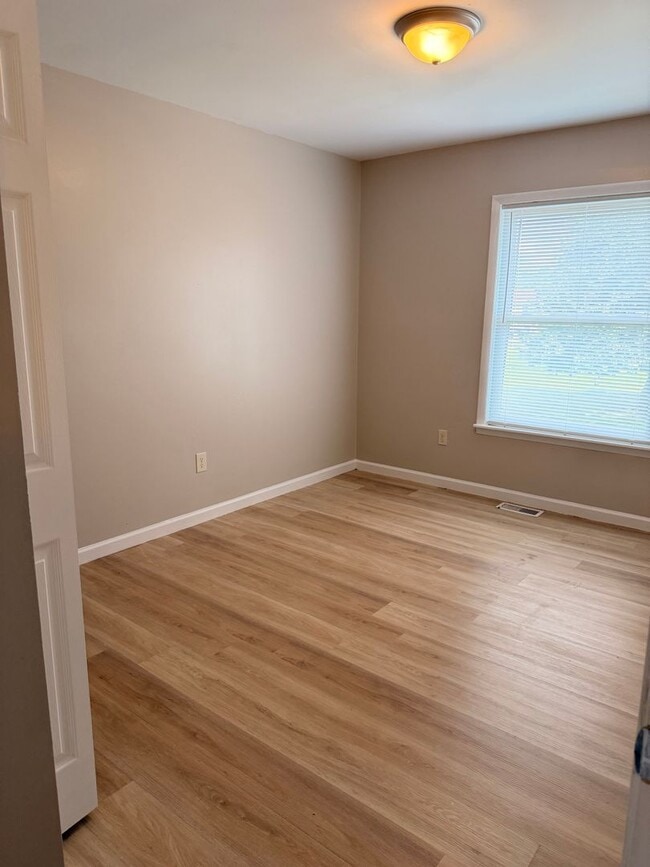 Building Photo - 912 Pineland Ave