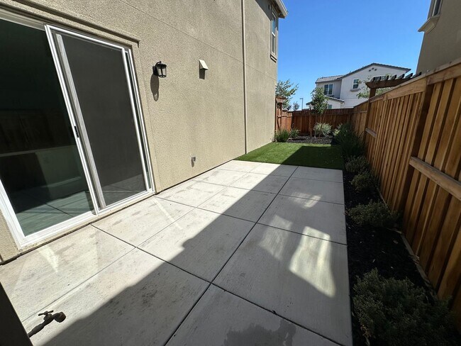 Building Photo - Stunning, Sun-Drenched 4BR + Loft Home in Lakeview – Loaded with Premium Upgrades!