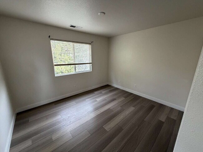 Building Photo - 3 Bedroom 2.5 Bathroom Home in Northwest Reno!