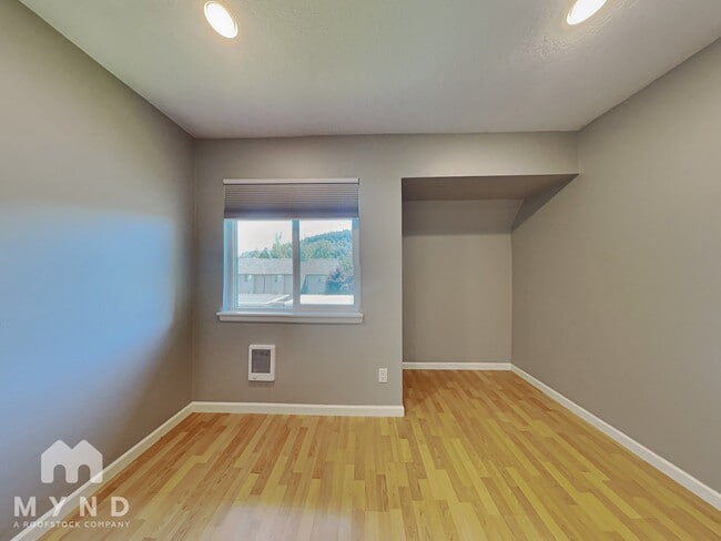 Building Photo - 200 SW Florence Ave