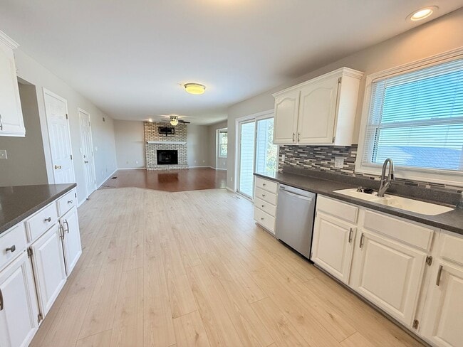 Building Photo - Stunning 5-Bedroom Home with Pool in Desir...