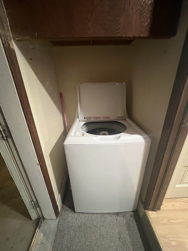 Building Photo - Spacious home in Seiling!