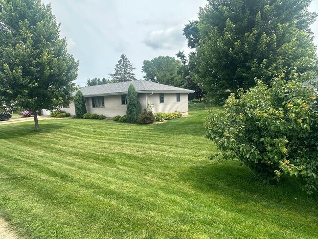 Building Photo - Beautifully Remodeled 4 Bedroom