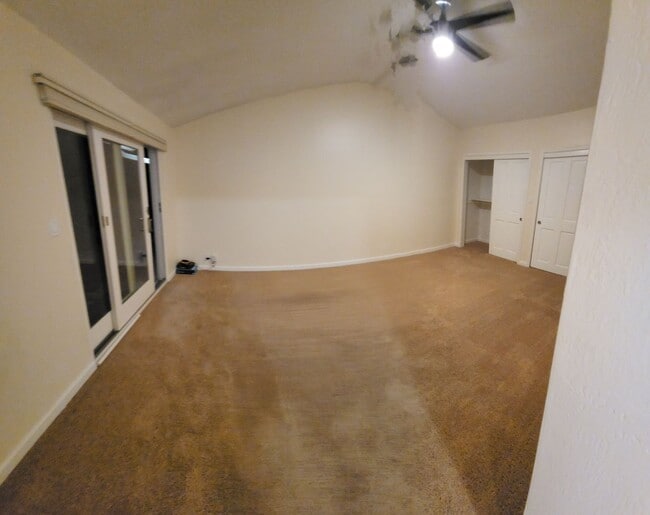 Building Photo - 5 bed 3.5 bath home close to campus!