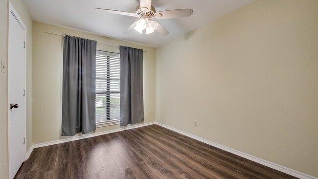 Building Photo - 617 Main St