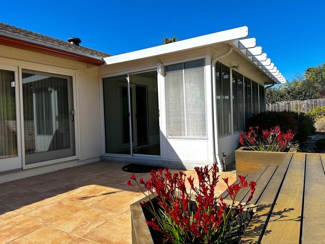 Building Photo - 3/2 house in North Clairemont! 2 car garag...