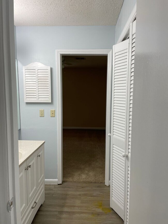 Building Photo - 242 Adler Dr