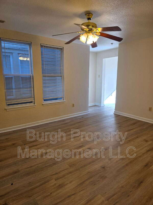 Building Photo - 116 W 8th Ave