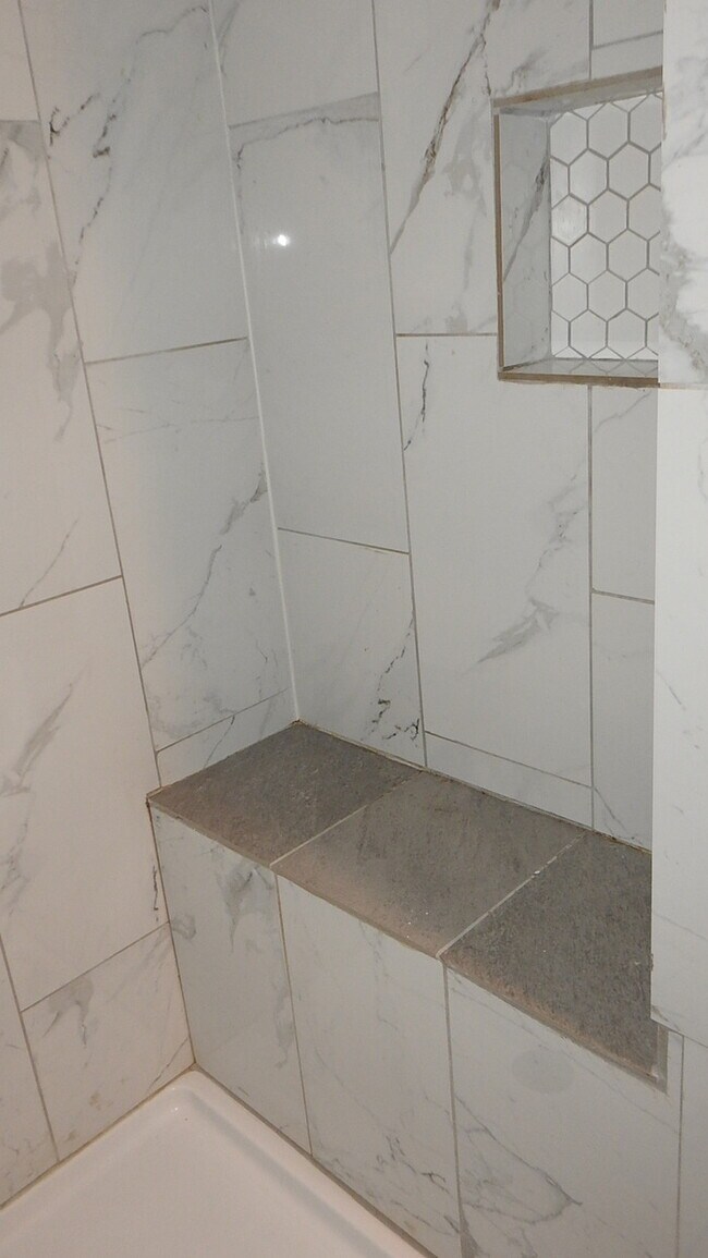 Building Photo - Incredibly spacious 4 bedrooms and 2 baths top-floor duplex located on Elmwood Ave in Kansas City...