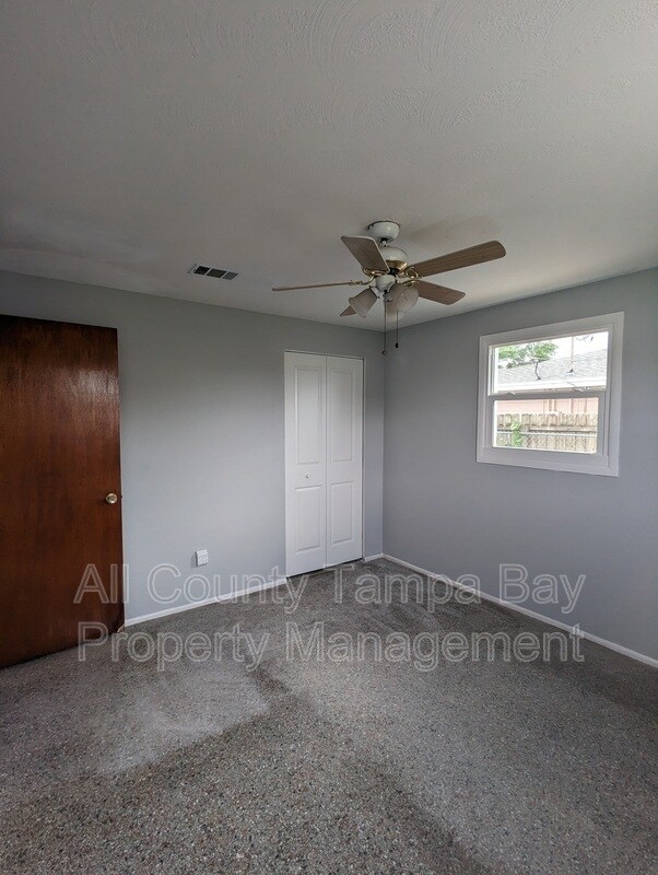 Building Photo - 6021 W Hanna Ave