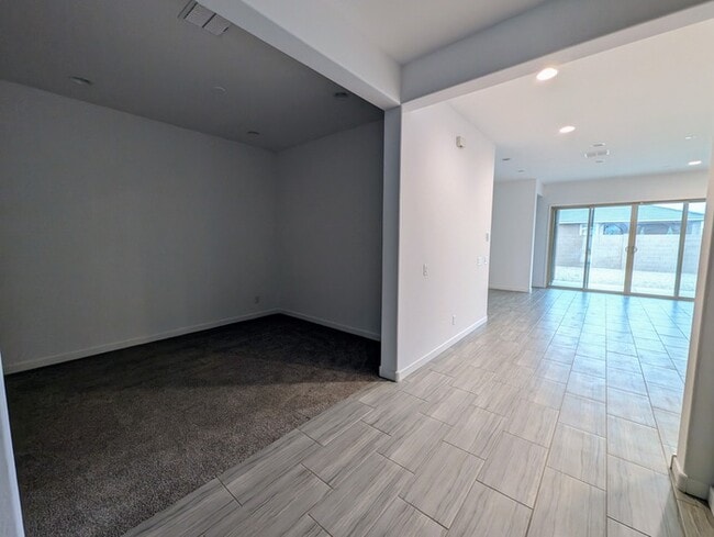 Building Photo - 16431 W Charlotte Dr