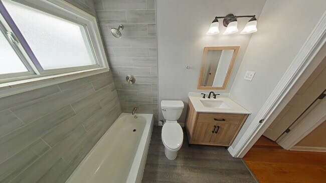 Building Photo - "3-Bedroom Gem with Spacious Living in Ros...