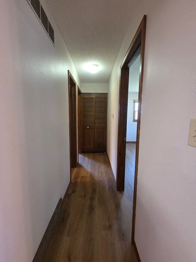 Building Photo - 1214 Bluestem Dr