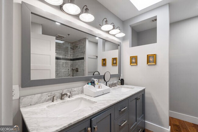 Building Photo - 585 White Cir