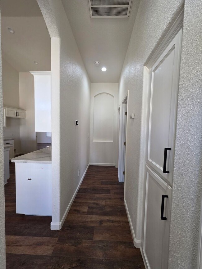 Building Photo - 3 bedroom 2 bathroom in a desirable SE Vis...