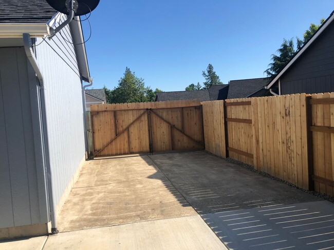 Building Photo - Updated 3 bedroom 2 bath house in Veneta!