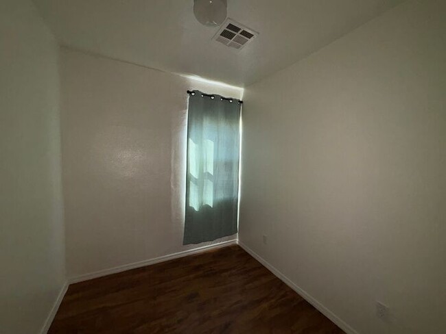 Building Photo - 8 Minutes from Downtown Phoenix!