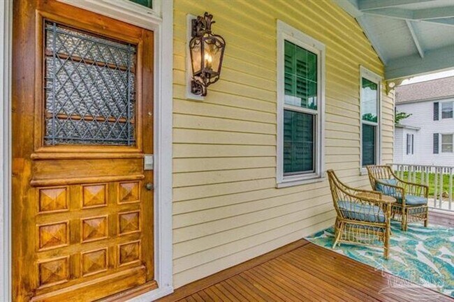 Building Photo - Beautifully renovated downstairs unit!