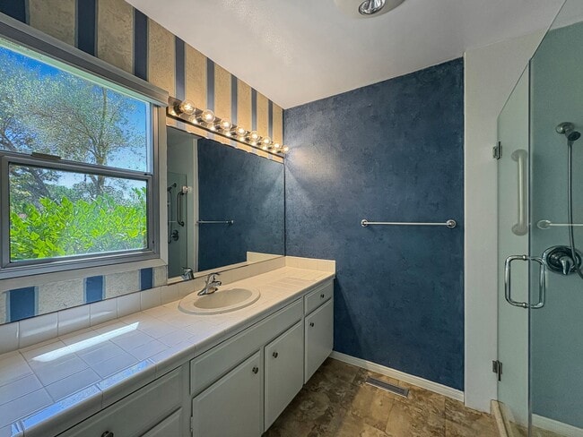 Building Photo - Spacious 2B/2.5BA Townhome w/ Stunning Vie...