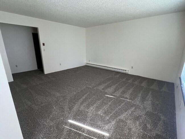 Building Photo - Spacious Pet-friendly, 2 bed, 1.5 bath, a/...
