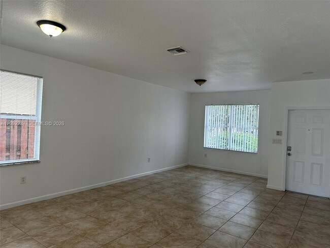 Building Photo - 2031 SE 14th Ct