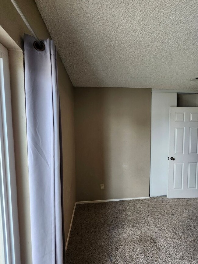 Building Photo - Inviting 3-Bedroom Home