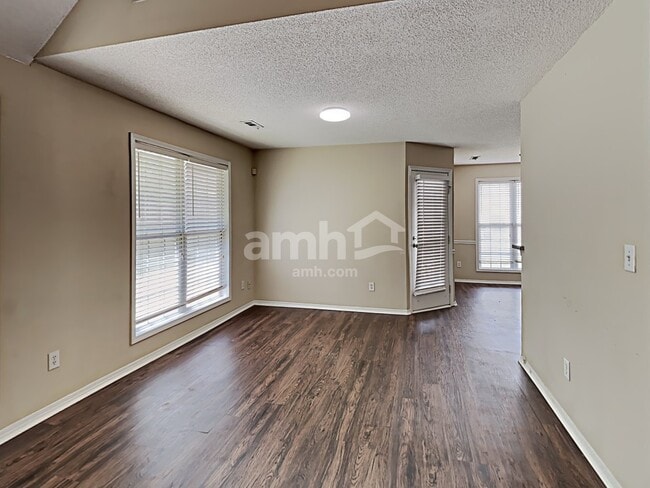 Building Photo - 910 Castlerock Way