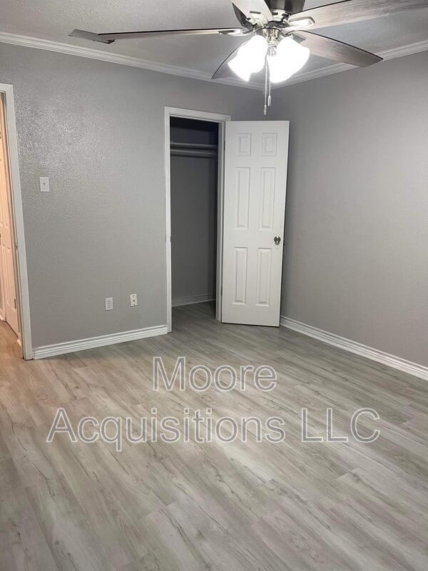Building Photo - 302 Kansas St