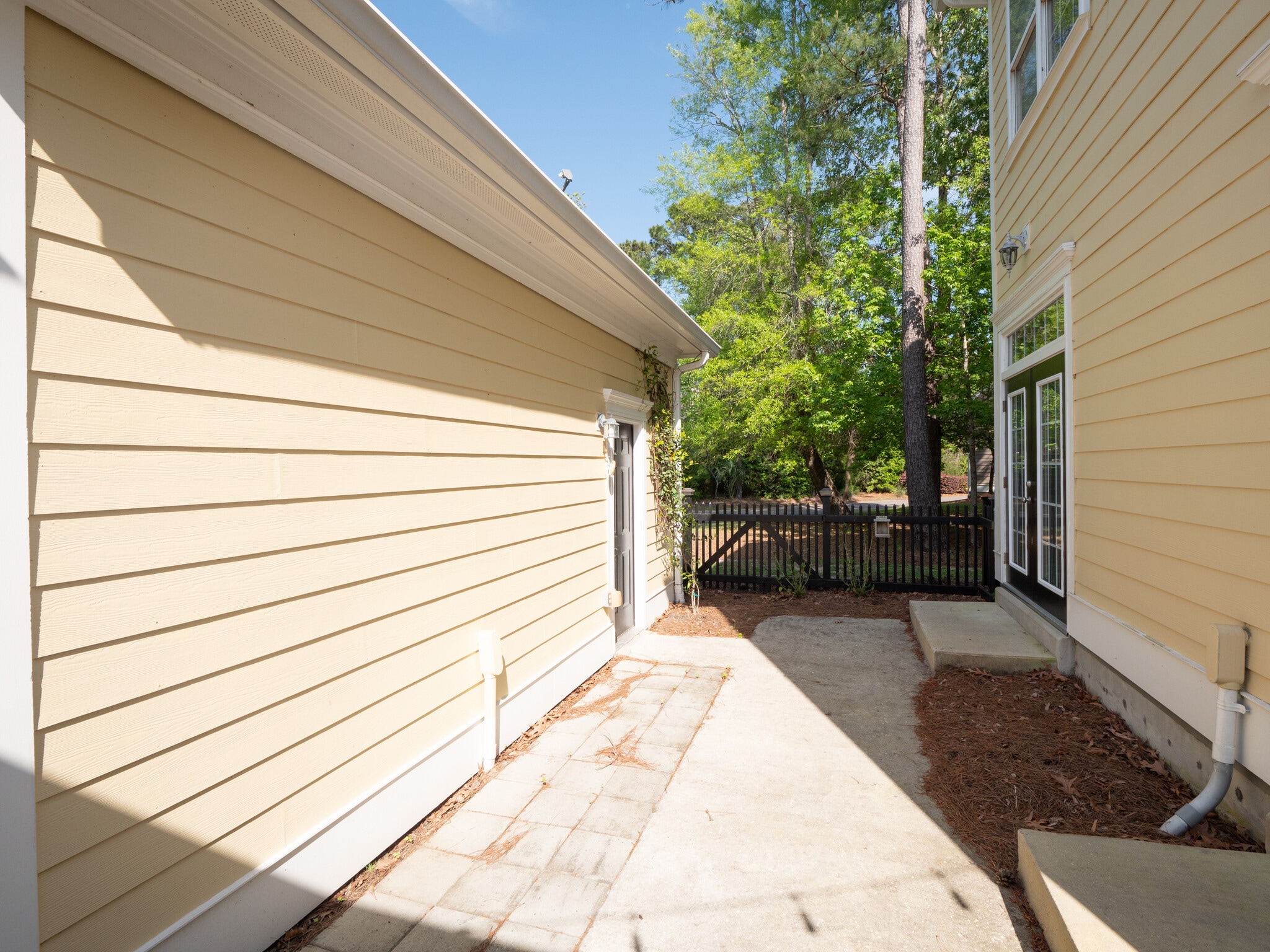 patio area opposite side - 1814 Tennyson Row