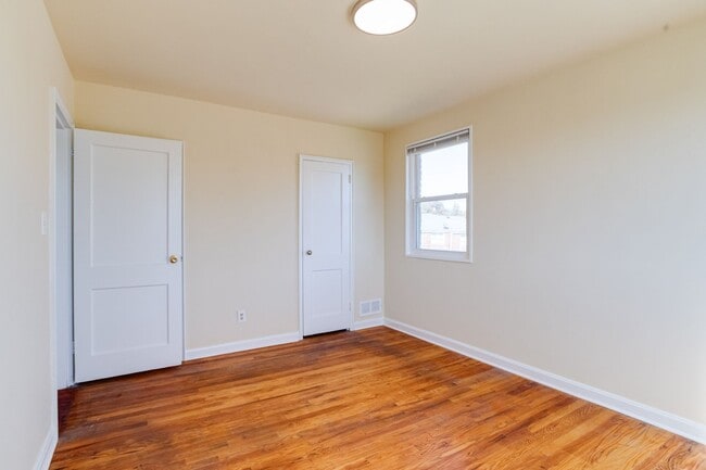 Building Photo - Charming End-Unit Townhome