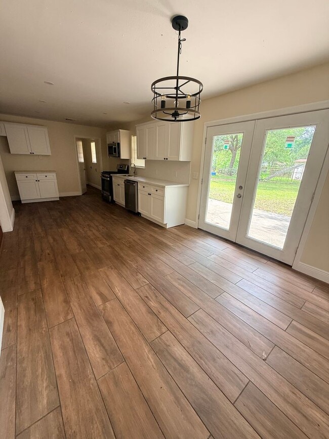 Building Photo - Newly Renovated Property - Family Home