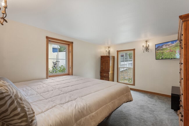 Building Photo - 400 Argentine St