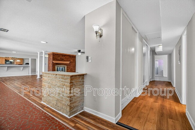 Building Photo - 8 Manor Dr